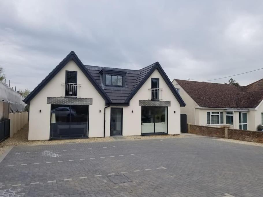 Evergreen Lodge - Two Bed Lux Flat - Parking, Garden, Patio, Wifi, Netflix - Close To Blenheim Palace & Oxford - F3 คิดลิงตัน ภายนอก รูปภาพ