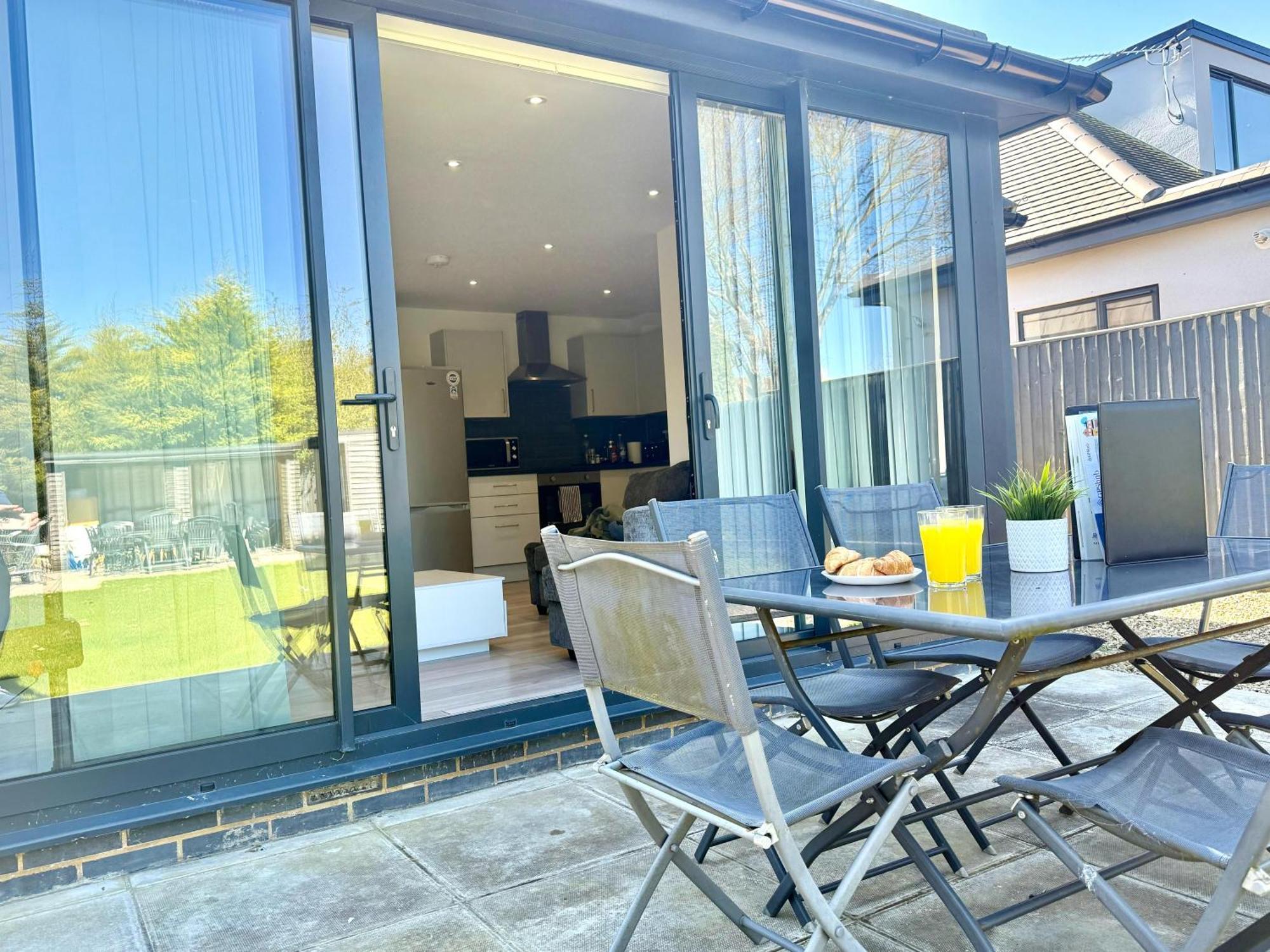 Evergreen Lodge - Two Bed Lux Flat - Parking, Garden, Patio, Wifi, Netflix - Close To Blenheim Palace & Oxford - F3 คิดลิงตัน ภายนอก รูปภาพ