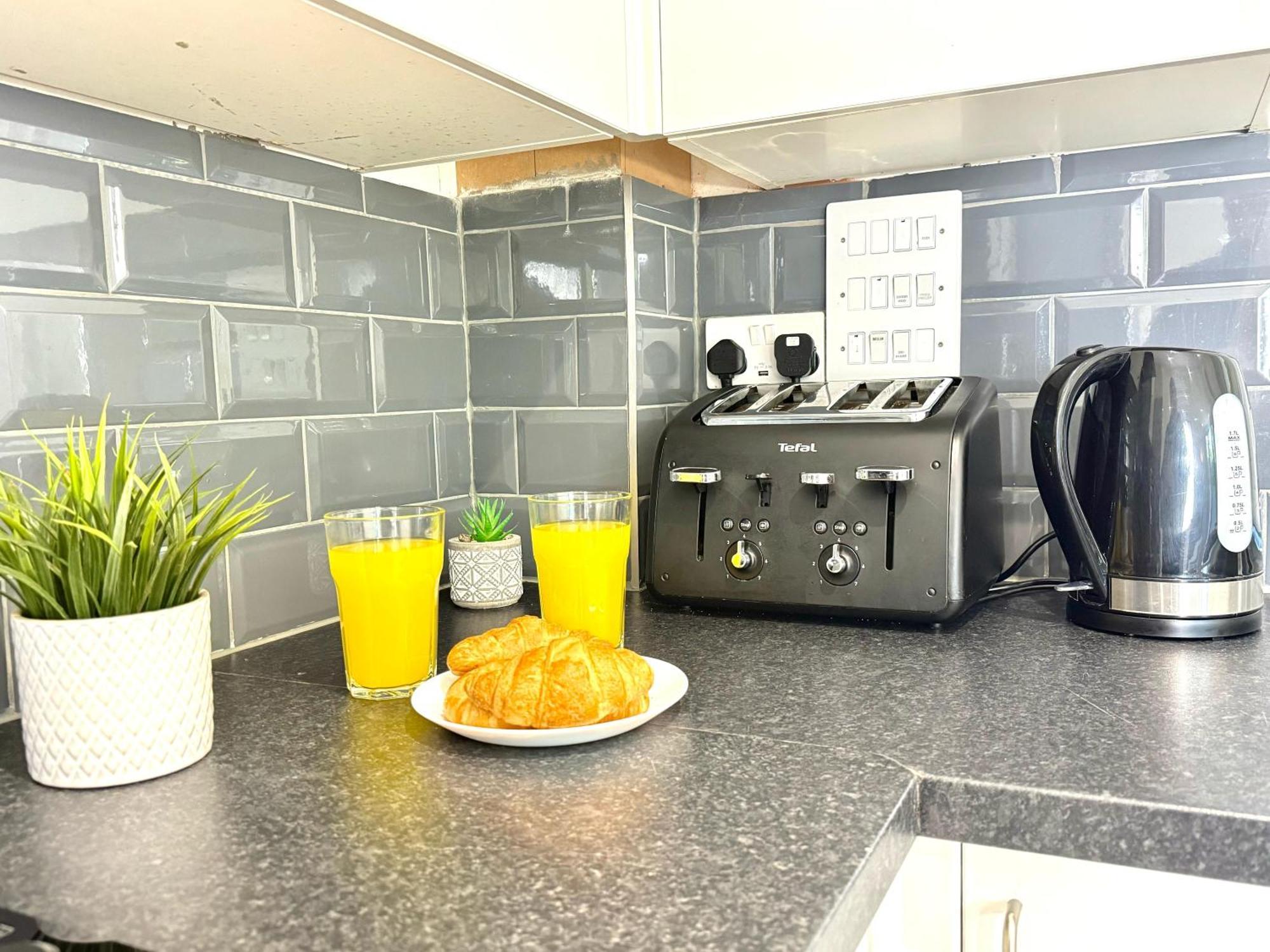 Evergreen Lodge - Two Bed Lux Flat - Parking, Garden, Patio, Wifi, Netflix - Close To Blenheim Palace & Oxford - F3 คิดลิงตัน ภายนอก รูปภาพ