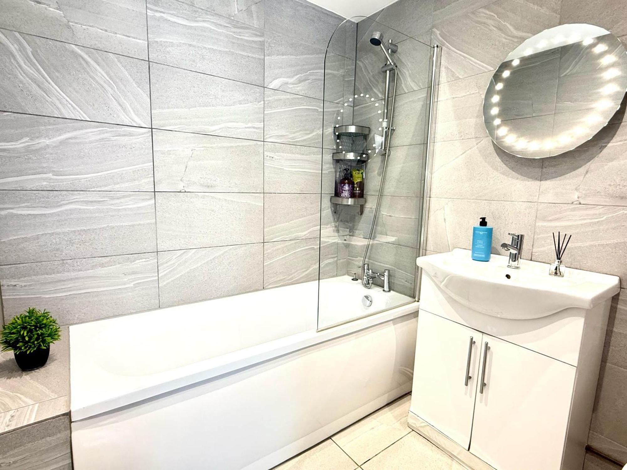 Evergreen Lodge - Two Bed Lux Flat - Parking, Garden, Patio, Wifi, Netflix - Close To Blenheim Palace & Oxford - F3 คิดลิงตัน ภายนอก รูปภาพ