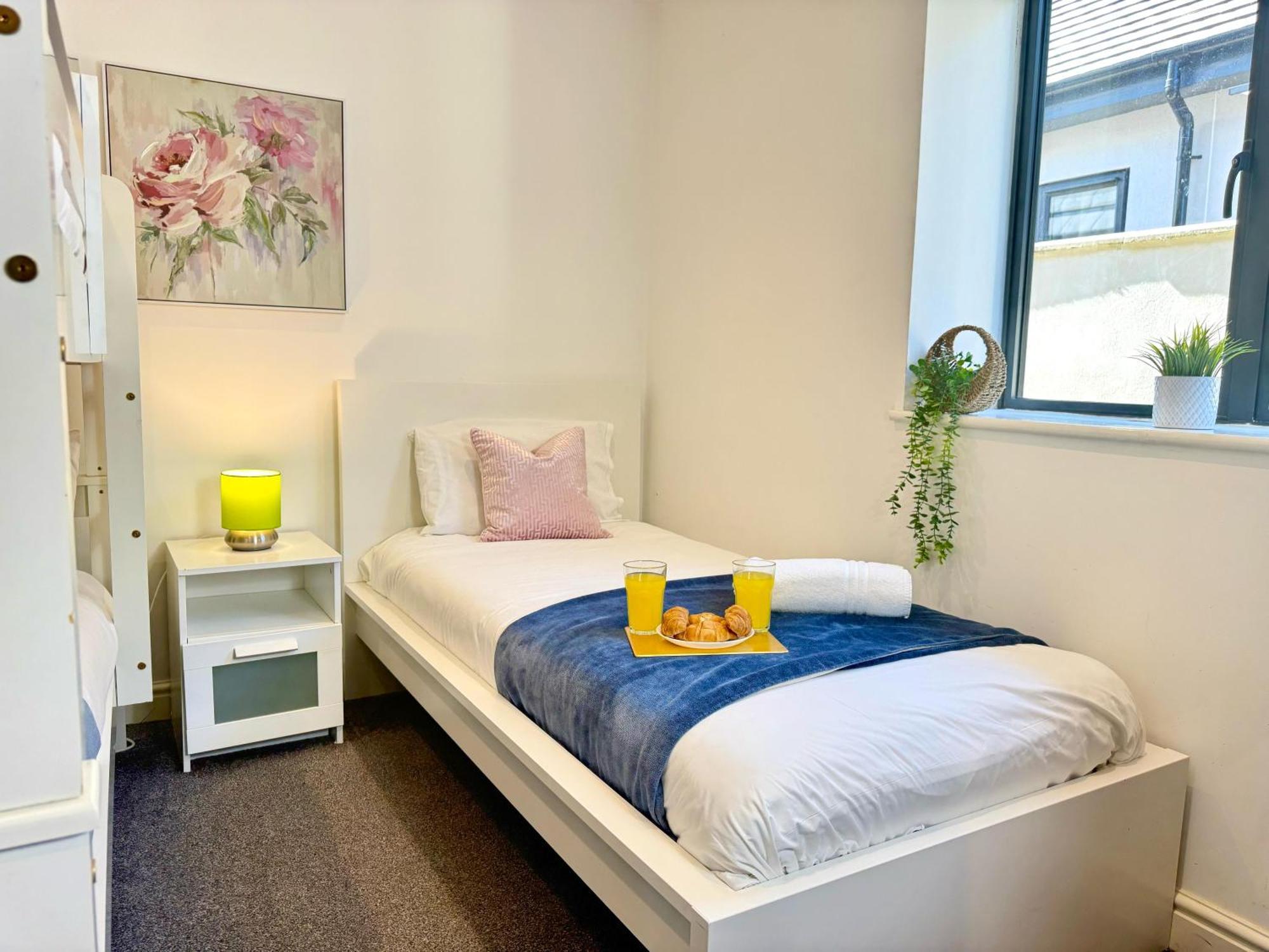 Evergreen Lodge - Two Bed Lux Flat - Parking, Garden, Patio, Wifi, Netflix - Close To Blenheim Palace & Oxford - F3 คิดลิงตัน ภายนอก รูปภาพ