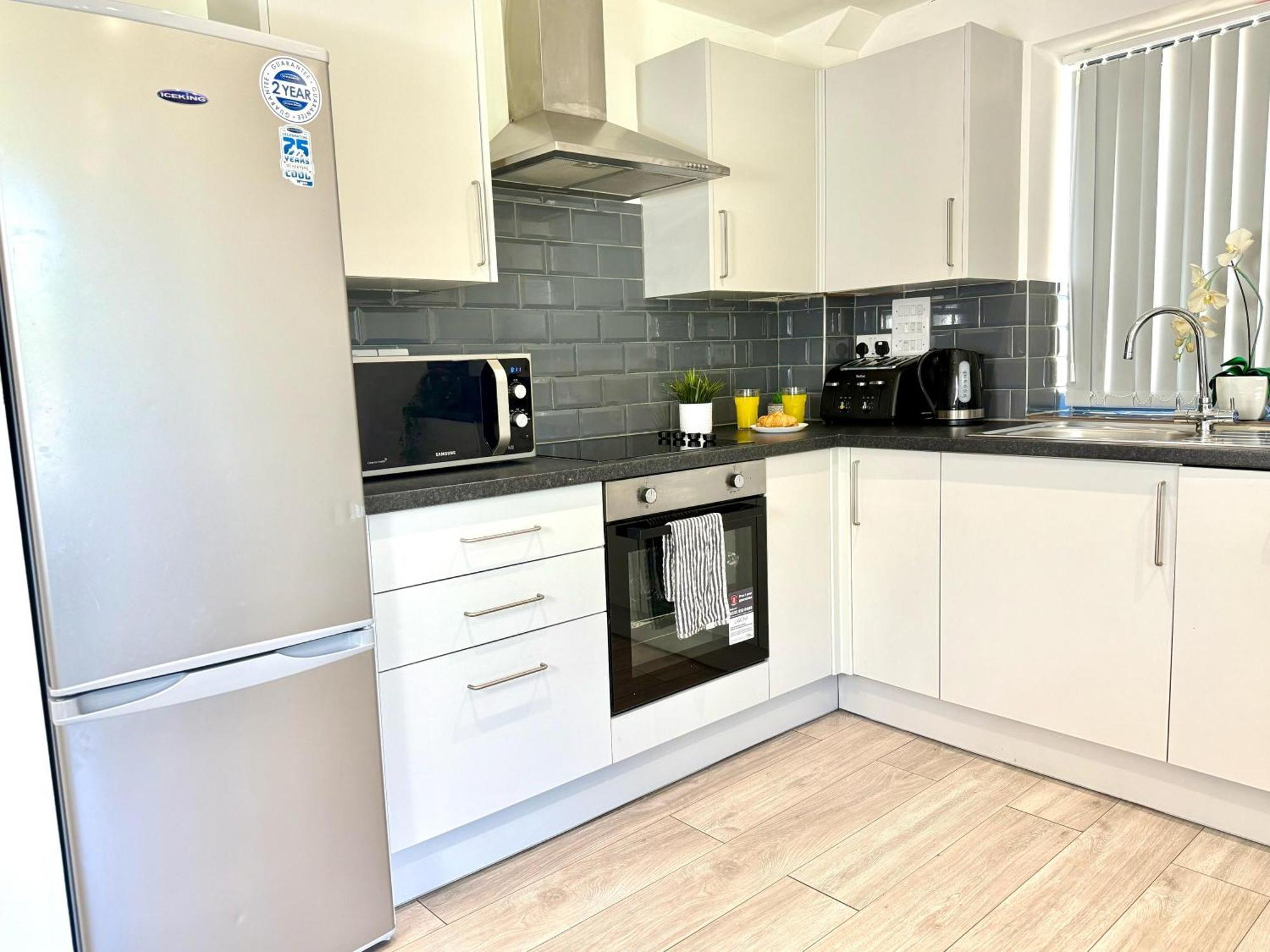 Evergreen Lodge - Two Bed Lux Flat - Parking, Garden, Patio, Wifi, Netflix - Close To Blenheim Palace & Oxford - F3 คิดลิงตัน ภายนอก รูปภาพ