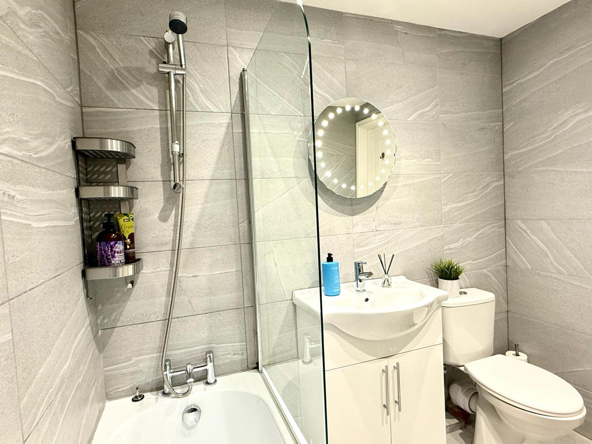 Evergreen Lodge - Two Bed Lux Flat - Parking, Garden, Patio, Wifi, Netflix - Close To Blenheim Palace & Oxford - F3 คิดลิงตัน ภายนอก รูปภาพ